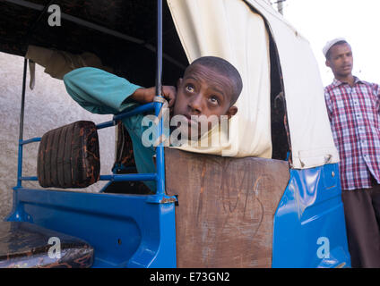 Enfant dans un Tuk Tuk Taxi, Harar, Ethiopie Banque D'Images