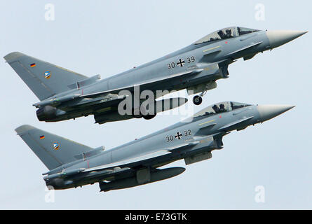 (Dossier) - Une archive photo, datée du 30 mai 2008, deux "shwos" dardant jets Eurofighter dans le ciel sur leur chemin à l'ILA Berlin Air Show à Laage, Allemagne. L'Allemagne a commandé six avions de chasse pour prendre part à des opérations de surveillance aérienne de l'Otan dans les pays baltes. L'opération est fixée pour une durée de quatre mois. Le numbder patroling des avions de chasse en Estonie, Lettonie et Lituanie était déjà augmenté au printemps 2014 de 4 à 16 avions de chasse. Photo : Bernd Wüstneck/dpa Banque D'Images