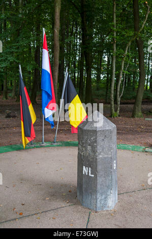 Marqueur de limite de pierre sur le tripoint Allemagne / pays-Bas / Belgique, Kelmis au Vaalserberg, Vaals, pays-Bas Banque D'Images