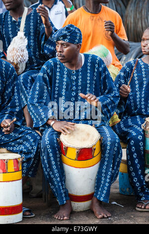 L'Afrique, BÉNIN, Cotonou. Groupe jouant en costume traditionnel au port. Banque D'Images