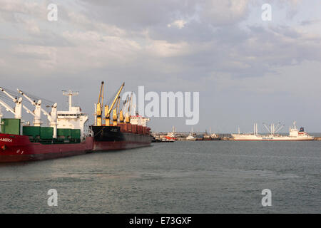 L'Afrique, BÉNIN, Cotonou. Les navires au port. Banque D'Images