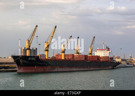 L'Afrique, BÉNIN, Cotonou. D'un cargo au port. Banque D'Images