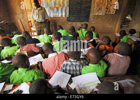 Kenya, Kakamega, les écoliers en classe de dessin (MR). Banque D'Images