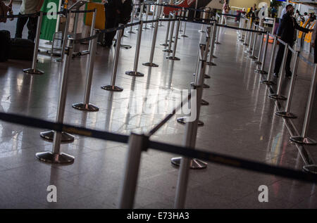 La zone d'enregistrement à Francfort/Main (Hesse) de l'aéroport est presque vide après les pilotes de la Lufthansa ont commencé leur grève le 5 septembre 2014. Le syndicat des pilotes Vereinigung Cockpit (VC) a l'intention d'impliquer, à court et moyen-courriers d'une grève à l'aéroport le plus important de l'Allemagne jusqu'à 11 h. Photo : Frank Rumpenhorst/dpa Banque D'Images