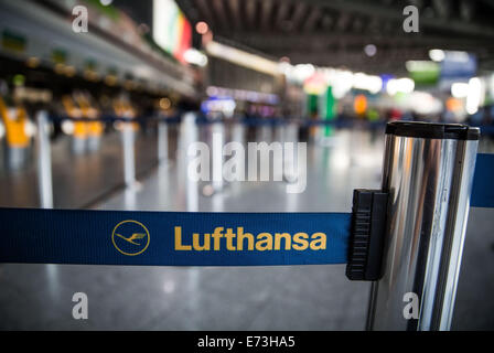 La zone d'enregistrement à Francfort/Main (Hesse) de l'aéroport est presque vide après les pilotes de la Lufthansa ont commencé leur grève le 5 septembre 2014. Le syndicat des pilotes Vereinigung Cockpit (VC) a l'intention d'impliquer, à court et moyen-courriers d'une grève à l'aéroport le plus important de l'Allemagne jusqu'à 11 h. Photo : Frank Rumpenhorst/dpa Banque D'Images