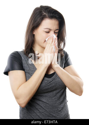 Young woman blowing nose avec mouchoir en papier Banque D'Images