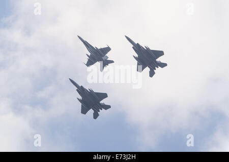 Cardiff, Wales, UK. 5 Septembre, 2014. Deux F-15CS (USA) et un F-18 (Canada) volent au-dessus de la baie de Cardiff dans le cadre de l'OTAN le défilé le dernier jour du sommet de l'OTAN. Credit : Polly Thomas/Alamy Live News Banque D'Images