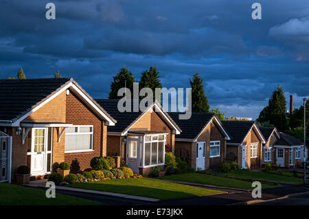Rangée de maisons sur une rue typiquement britannique Banque D'Images