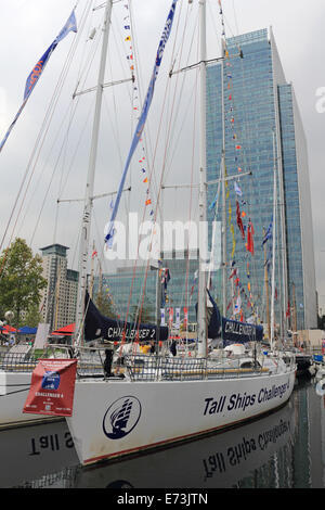 Londres, Royaume-Uni. 5 Septembre, 2014. Les navires sont amarrés au quai de bois sur Canary Wharf pour le Tall Ships Festival 2014 qui se déroulera à Woolwich, Maritime Greenwich, Greenwich et Canary Wharf, du 5 au 9 septembre. 50 grands voiliers seront présents à la fête et sera amarré pour l'affichage dans les divers lieux, en plus d'être navigué le long de la Tamise. Credit : Julia Gavin UK/Alamy Live News Banque D'Images