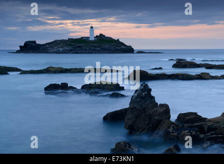 Godrevy Lighthouse qui se trouve sur une île au large de la côte nord de Cornwall. Banque D'Images