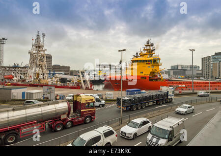 Le port d'ABERDEEN EN ÉCOSSE À DEUX VOIES DE CIRCULATION ET LE PASSAGE DES BATEAUX DANS LE CENTRE-VILLE Banque D'Images