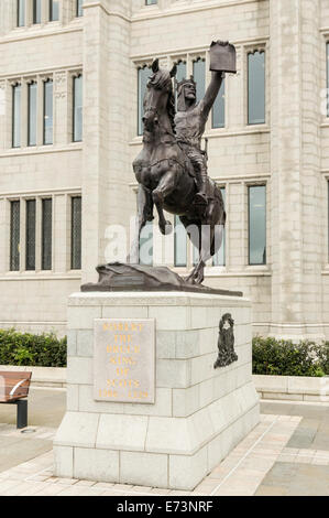 ROBERT LE BRUCE KING OF SCOTS statue à l'EXTÉRIEUR DU BÂTIMENT DU COLLÈGE MARISCHAL ABERDEEN SCOTLAND Banque D'Images