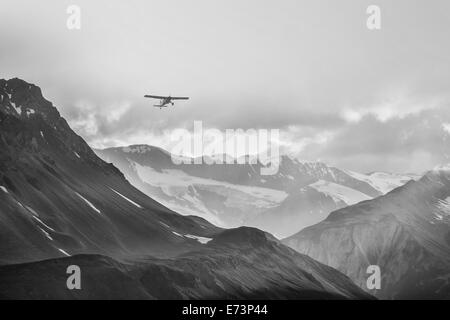 Petit avion voler à travers les montagnes de la Colombie-Britannique. Banque D'Images