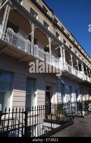 L'Angleterre, Bristol, maisons mitoyennes sur Royal York Crescent dans le quartier de Clifton. Banque D'Images