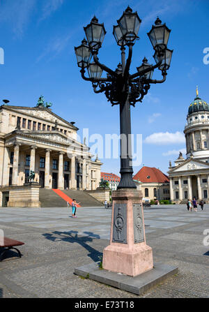 Allemagne, Berlin, la place Gendarmenmarkt avec une lampe ornée-post par la salle de Concert Konzerthaus et Franzosischer Dom. Banque D'Images