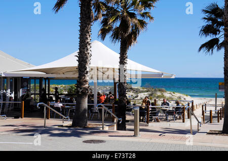 Grange kiosque de plage restaurant surplombant la plage aux beaux jours dans le sud de l'Australie. Banque D'Images