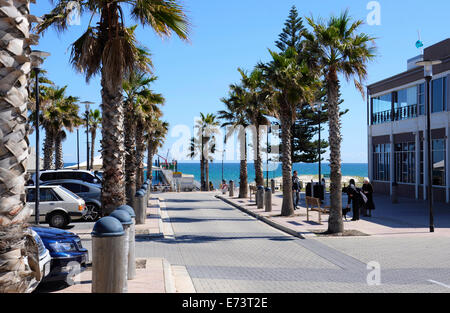 Parking à Grange place avec vue sur la plage et l'hôtel et jetée. Banque D'Images