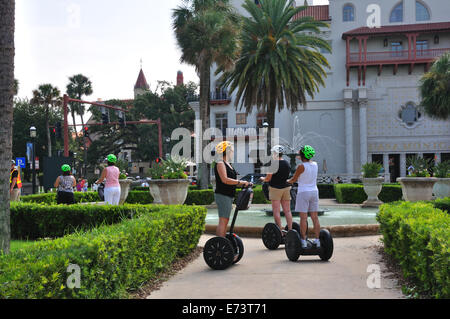 Les touristes avec les scooters Segway au centre-ville de Saint Augustine, Floride, USA Banque D'Images