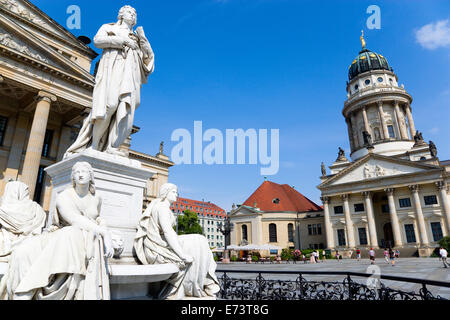 Allemagne, Berlin, Mitte, La place Gendarmenmarkt, avec une statue de la poète et philosophe allemand Friedrich Schiller. Banque D'Images