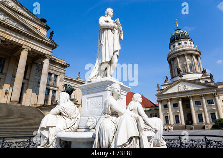 Allemagne, Berlin, Mitte, La place Gendarmenmarkt, avec une statue de la poète et philosophe allemand Friedrich Schiller. Banque D'Images