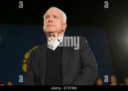 L'ancien candidat présidentiel républicain, le sénateur John McCain endosse la présidence Mitt Romney à Manchester, NH. 01/04/20 Banque D'Images