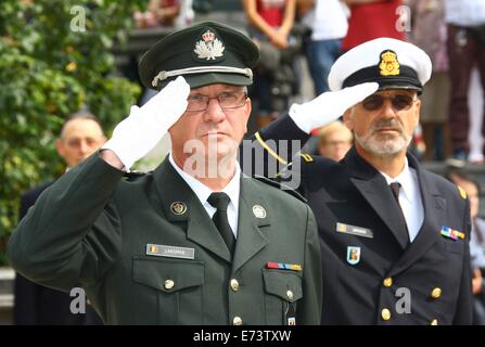 Bruxelles, Belgique. 12Th Mar, 2014. Hommage aux agents de la tombe de l'inconnu des soldats au cours d'une cérémonie organisée pour marquer le 70e anniversaire de la libération de Bruxelles à Bruxelles, Belgique, le 5 septembre 2014. © Gong Bing/Xinhua/Alamy Live News Banque D'Images