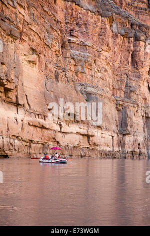 Canyonlands National Park, Utah - un voyage de rafting sur le fleuve Colorado à travers Cataract Canyon dans le Parc National de Canyonlands. Banque D'Images