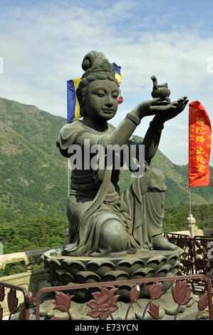 Une des six statues de bronze, 'l'offrande des six Divas' (alias six Devas) entourant la base du Bouddha Tian (Grand Bouddha), Ngong Ping Banque D'Images