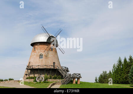 Grand vieux moulin en briques rétro avec des escaliers sur le fond des forêts de l'été Banque D'Images