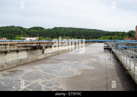 Traitement des eaux usées de l'usine moderne de nettoyage des eaux usées Bassin d'aération de l'eau de bulles et de gros coup de tuyaux d'oxygène. Nettoyer l'eau polluée Banque D'Images