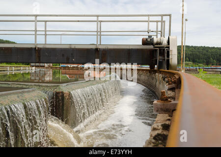 Mécanisme de traitement des eaux usées de spinning et de débit d'eau du bassin de filtrage. Banque D'Images