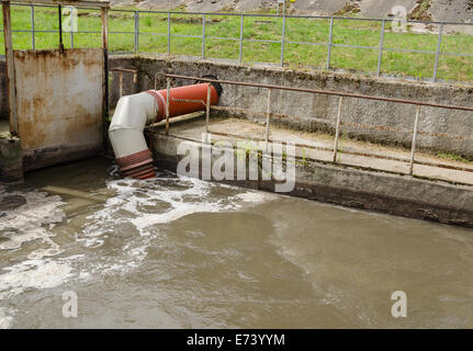 Toutes les eaux usées de la ville et de l'eau par le tube de flux de déchets de l'eau tube vers le traitement de nettoyage étapes. Banque D'Images