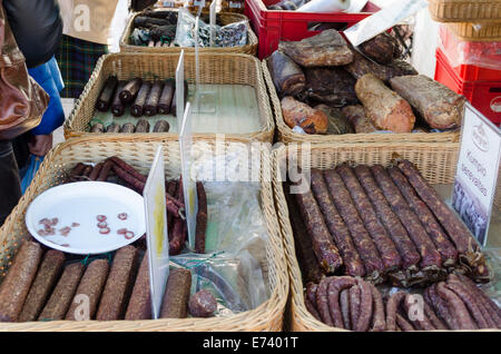 Saucisse fumée produits mis dans des paniers en osier vendu et goûté au marché Banque D'Images