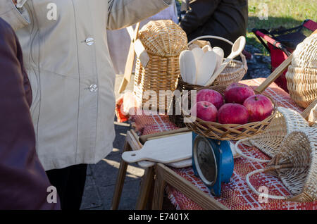 Jardin rural pommes rouges dans panier en osier bleu sur l'échelle de l'alimentation Banque D'Images