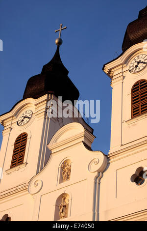 Tours de l'église de l'abbaye de Tihany au Lac Balaton, Hongrie Banque D'Images