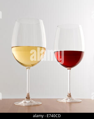 Lunettes élégant de vin rouge et blanc Banque D'Images