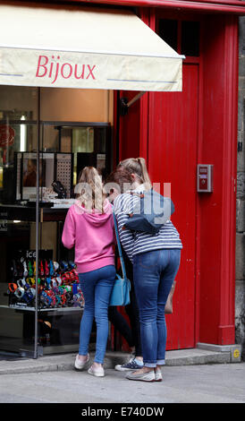 Mère et filles window shopping dans une boutique de bijoux français. Banque D'Images