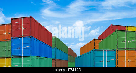 Exporter ou importer des conteneurs de fret maritime à port de piles sous sky Banque D'Images