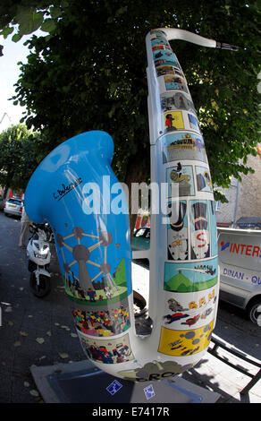 Rue Saxophone sculpture par Cedric Belconde. Couverts en caricatures Banque D'Images