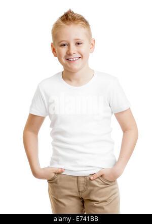 Handsome kid modèle en blanc tshirt debout vue avant isolé Banque D'Images