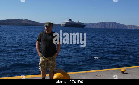 Arrivant au port touristique de Santorin. Banque D'Images