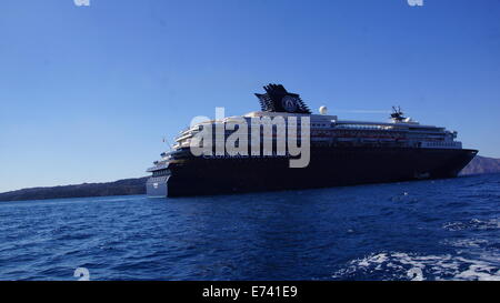 Bateau de croisière dans le port de Santorin, en Grèce. Banque D'Images