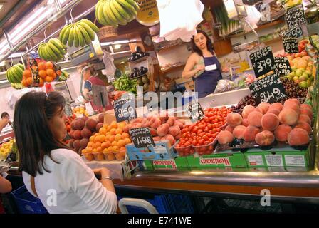 Barcelone, le marché de la Boqueria (Mercat de Saint Joseph), marché d'aliments populaires près de Ramblas Banque D'Images