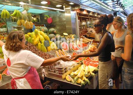 Barcelone, le marché de la Boqueria (Mercat de Saint Joseph), marché d'aliments populaires près de Ramblas Banque D'Images