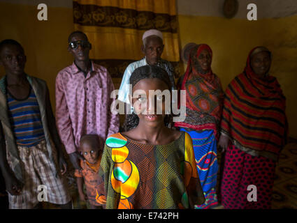 Fatouma Mahammed de loin avec sa famille, Tribu Afambo, Ethiopie Banque D'Images