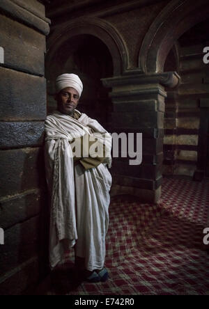 Prêtre à l'intérieur Yemrehana Rock Church Krestos, Lalibela, Éthiopie Banque D'Images