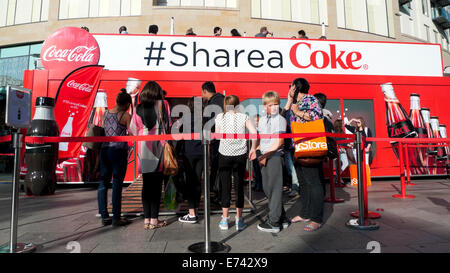 #ShareaCoke #Share a Coca-Cola (partager un Coca-Cola) campagne de promotion Coca-Cola annonce sur le côté bus à impériale Cardiff City Centre Wales UK KATHY DEWITT Banque D'Images