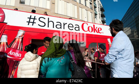Promotion Coca-Cola annonce signer sur double-decker bus dans le centre-ville de Cardiff, Pays de Galles UK KATHY DEWITT Banque D'Images