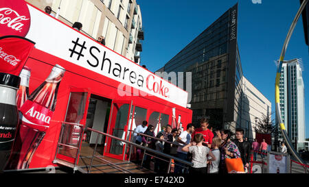 #ShareaCoke #Share a Coca-Cola (partager un coke) campagne de promotion Coca-Cola publicité sur le côté bus à impériale et personnes Cardiff Wales UK KATHY DEWITT Banque D'Images