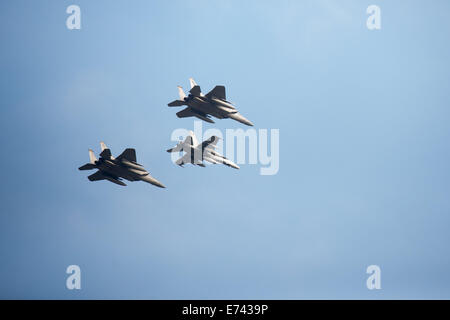 Un McDonnell Douglas chasseur CF-18 Hornet (C) et deux McDonnell Douglas F-15 Eagle fly jets au lieu de la sommet de l'OTAN à Newport, Pays de Galles, 05 septembre 2014. Les dirigeants du monde à partir de 60 pays se sont réunis pour un sommet de l'OTAN de deux jours à partir de 04-05 Septembre. Photo : Maurizio Gambarini/dpa Banque D'Images
